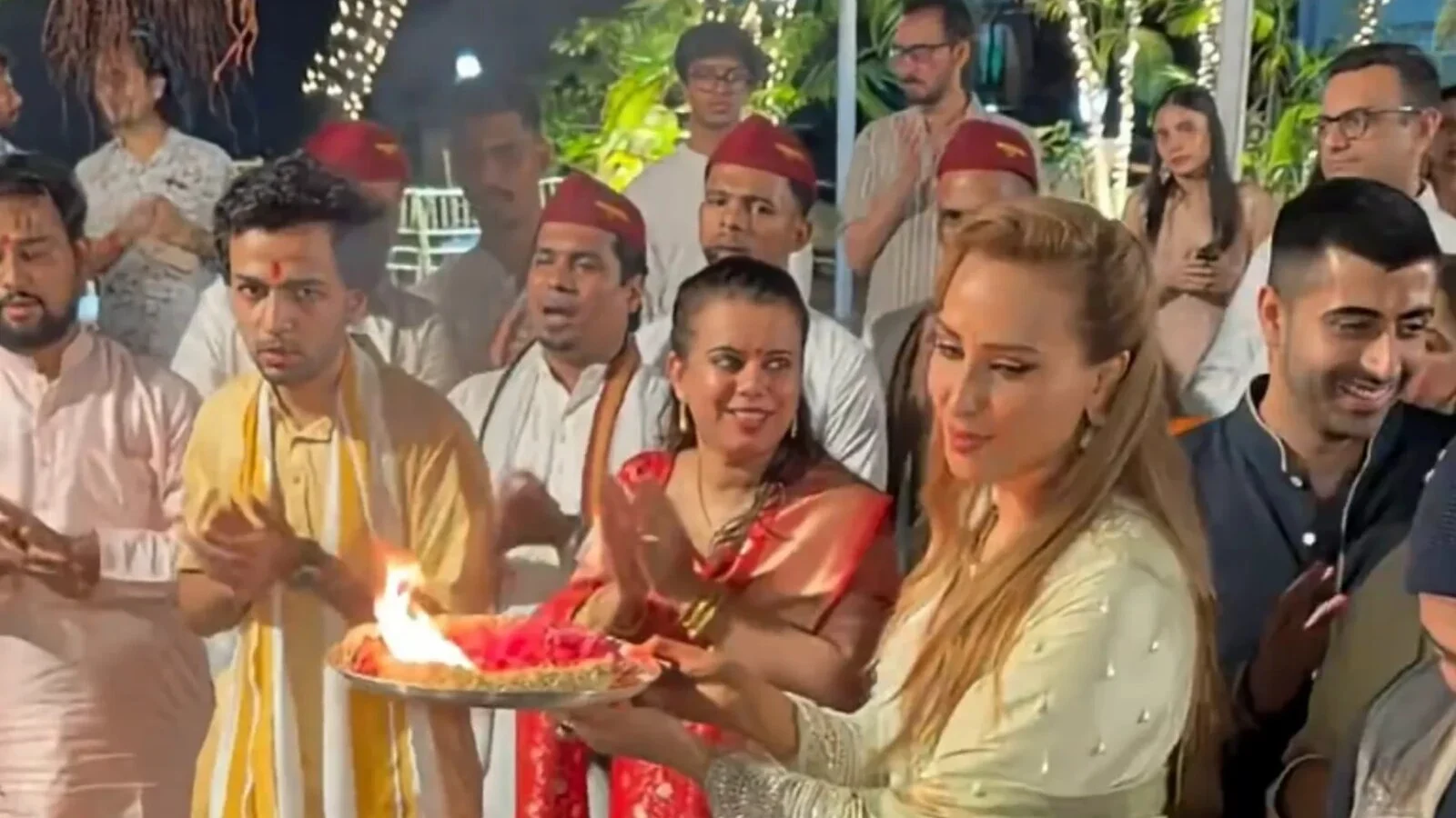 Imagini greu de înțeles cu Iulia Vântur și Salman Khan în timpul unui ritual sacru!