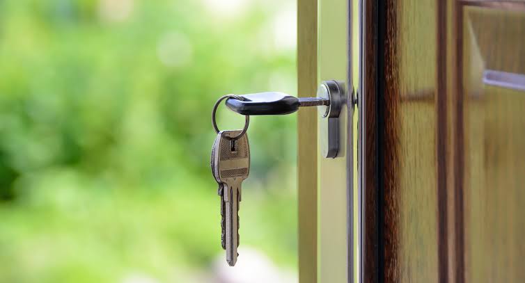 Țeapă imobiliară sau practică obișnuită în Cluj? Agentul cere peste o mie de lei ca să „rezerve” apartamentul, iar proprietara nu vine la semnare