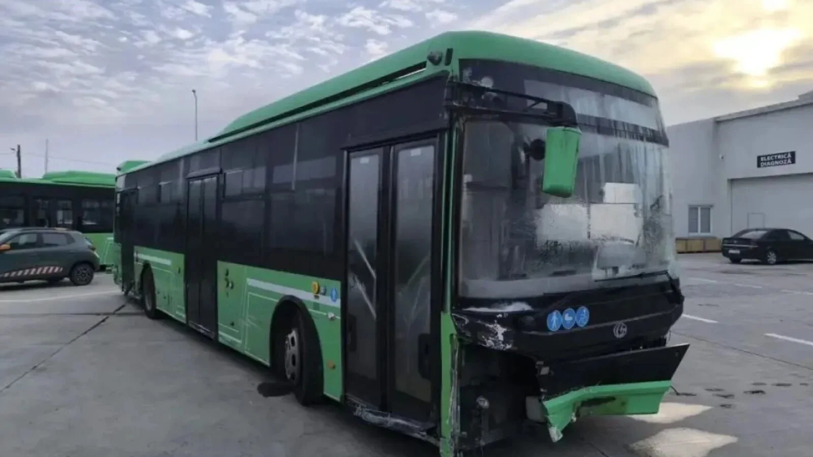 FOTO Șofer de autobuz, implicat într-un accident la Suceava. A mai fost prins beat la volan, dar instanța a decis reangajarea