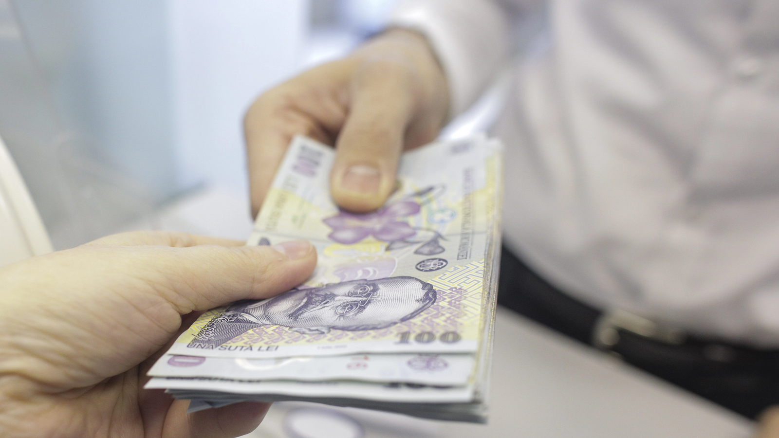 Românii țepuiți prin ROBOR vor primi banii înapoi de la bănci în 45 de zile: legea a trecut de Senat și se aplică inclusiv contractelor de credit care au încetat