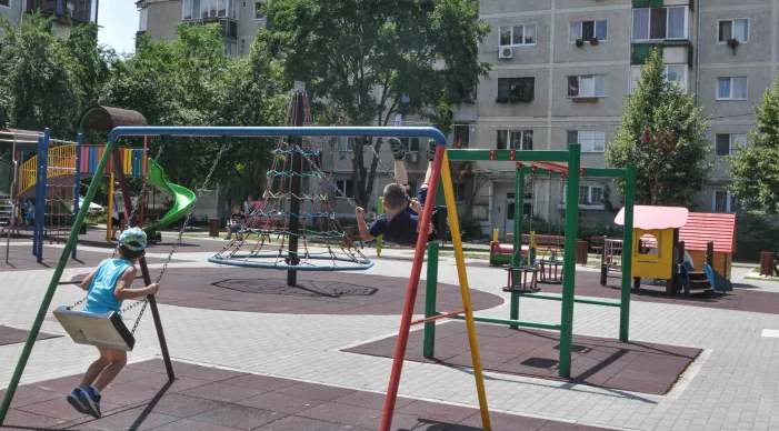 Pericol în spațiile de joacă din Cluj-Napoca? Părinții cer înlocuirea leagănelor dintr-un parc: „Există riscul de accidentare”