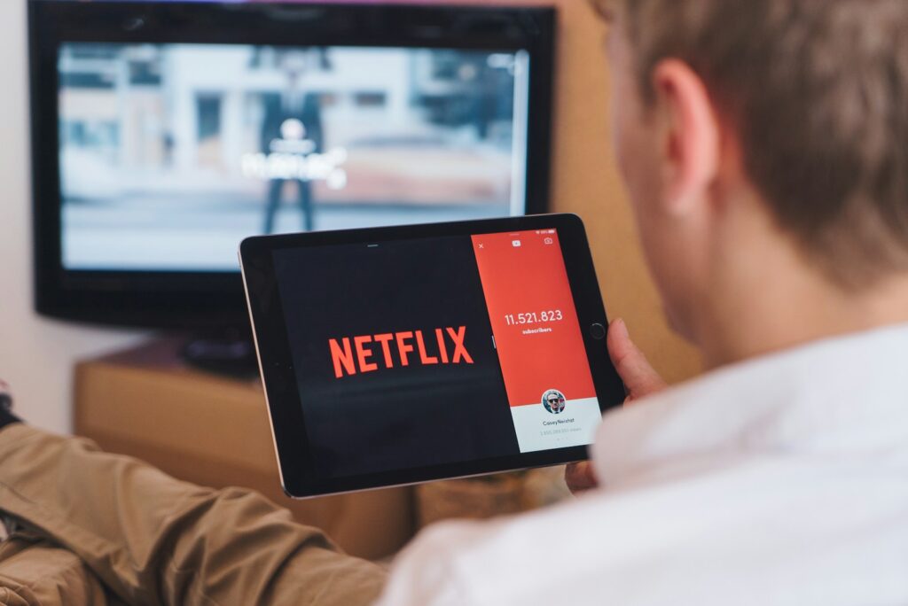 1.000 dintre angajaţii Netflix vor fi concediați, pe fondul problemelor cu care se confruntă gigantul de streaming pe piața media
