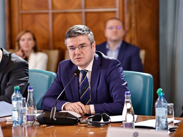 Ministrul Darău, bilanț PNRR: 63 de aplicații ale statului mutate în cloud și 995 de sate cu internet rapid. Portalul care scapă firmele de ghișee, încă în