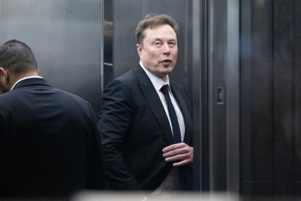 Musk sugerează că guvernul american este responsabil pentru o potenţială încetinire a reţelei militare securizate Starshield