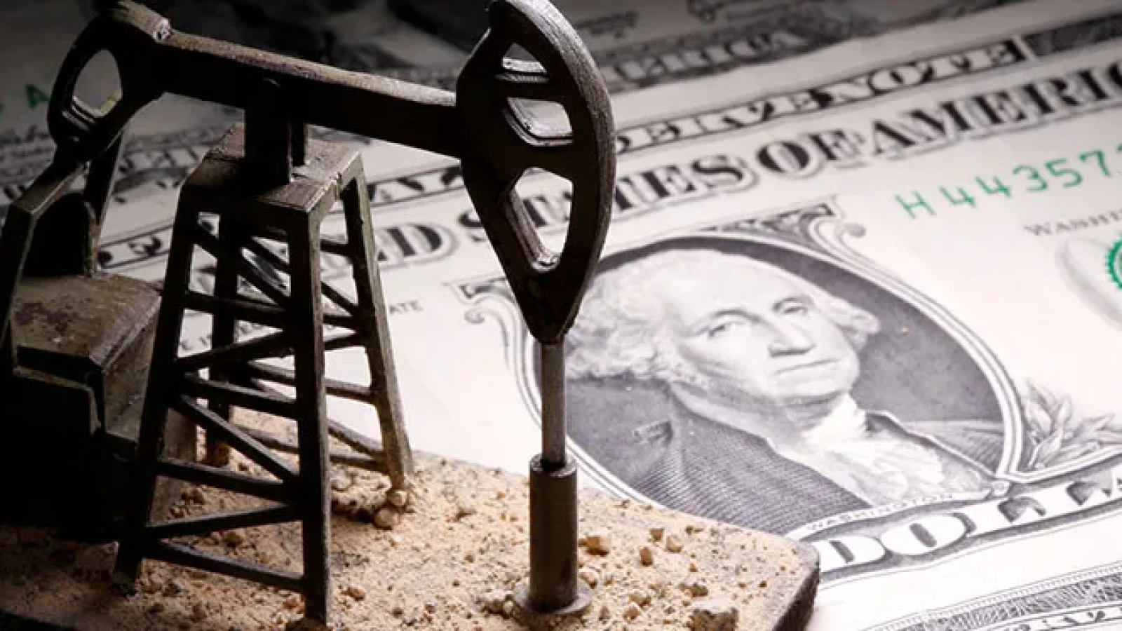 Evoluție spectaculoasă: Prețurile petrolului au scăzut cu peste un dolar pe baril în ciuda atacurilor din Strâmtoarea Ormuz