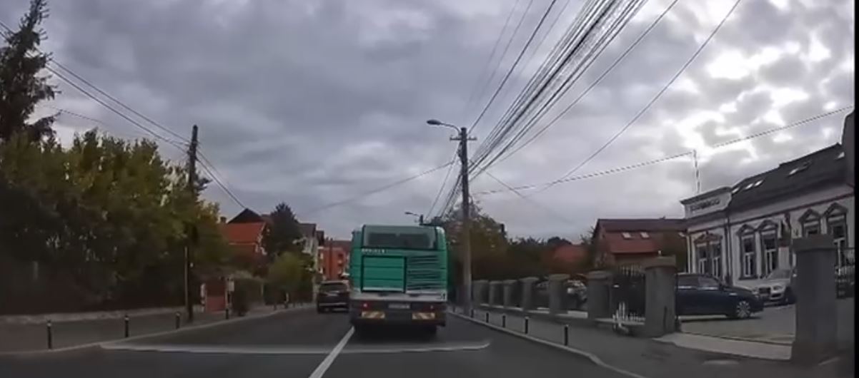 VIDEO. Depășire halucinantă în Cluj-Napoca! A fost la un pas să facă praf un autobuz plin cu călători