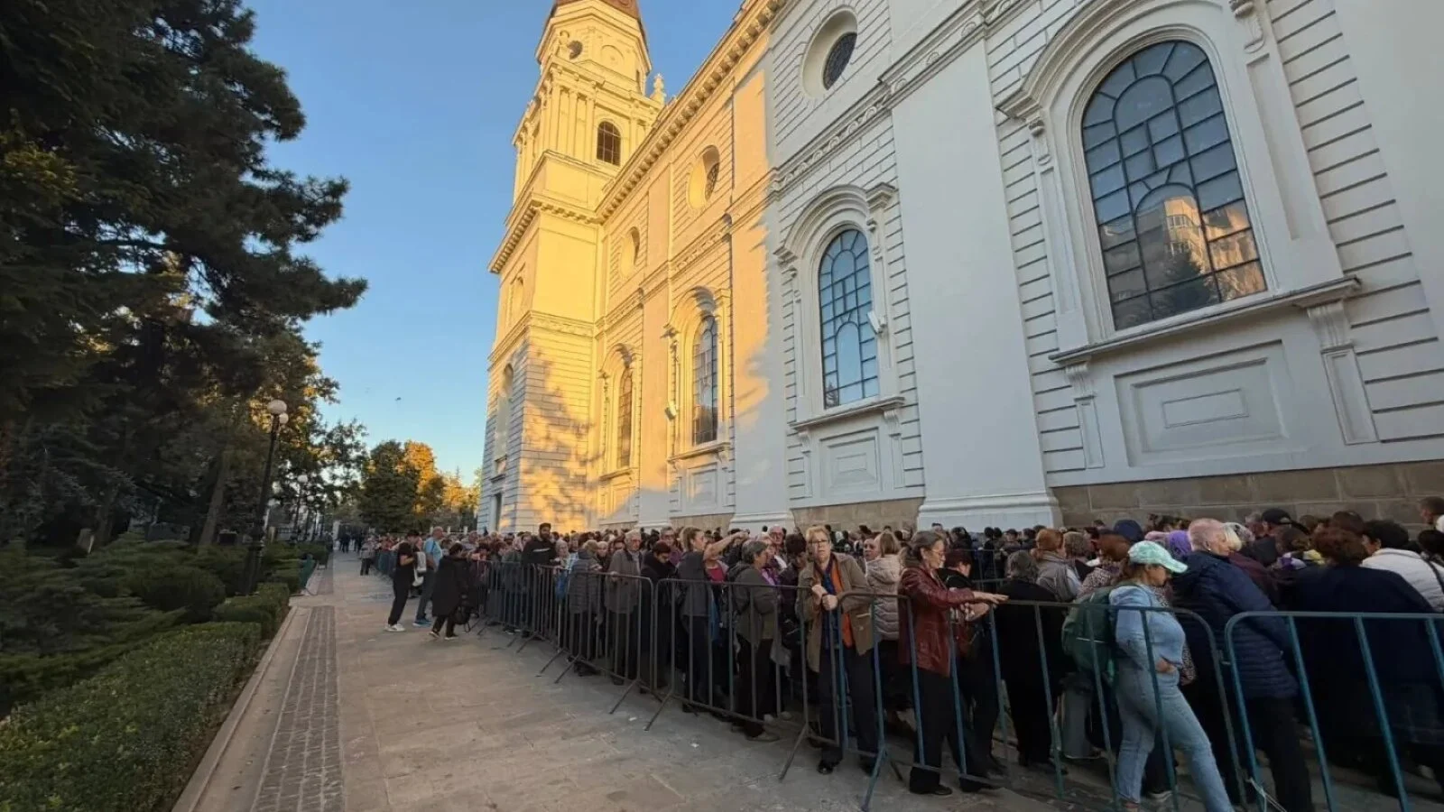 VIDEO A strâns aproape 10.000 de lei din cerșit în doar 8 ore, pelerinajul Sfintei Parascheva. Ce au mai descoperit polițiștii