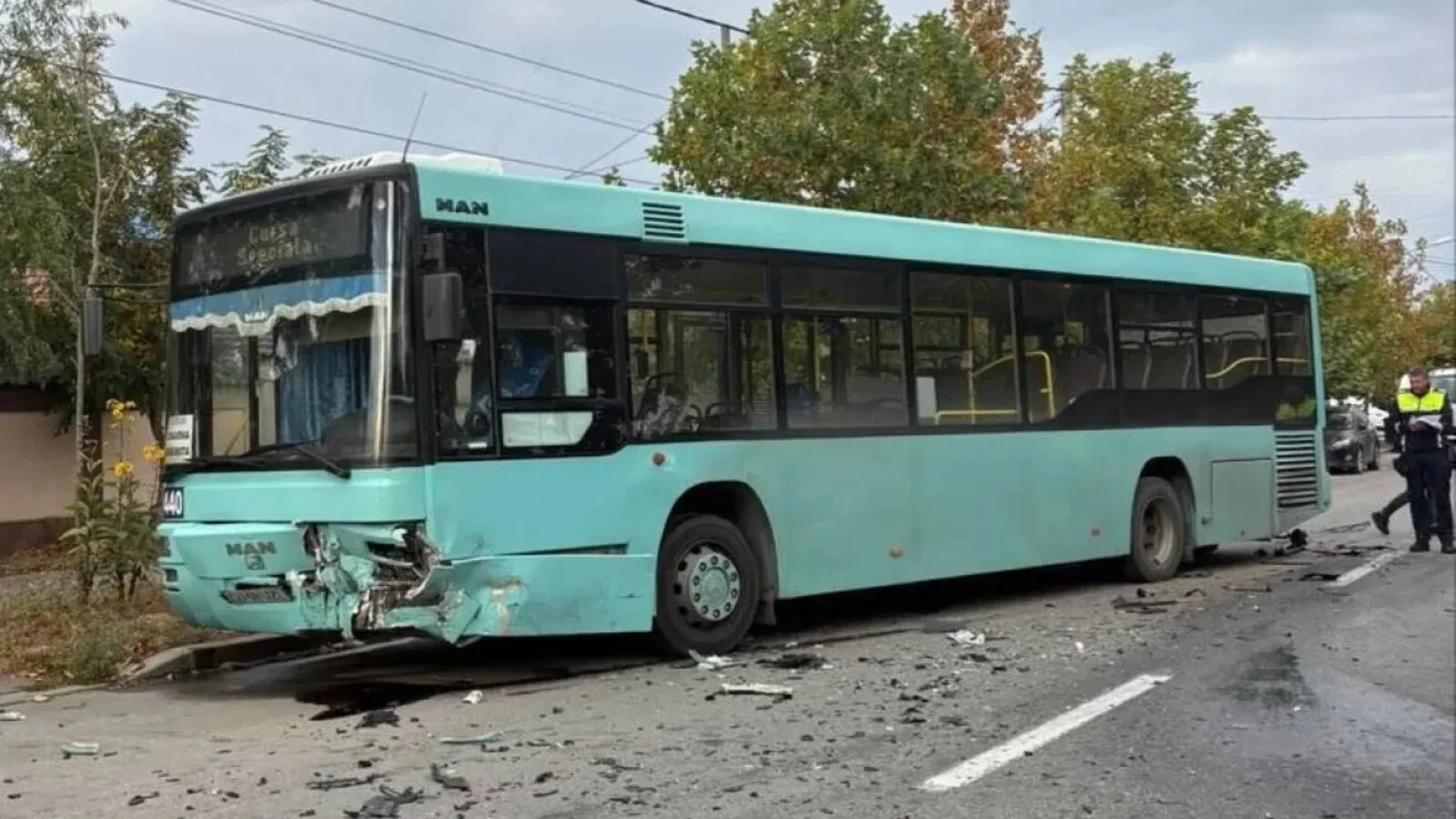 FOTO Planul Roşu de Intervenţie, activat la Craiova după coliziunea dintre un autobuz și un autoturism: 20 de persoane implicate