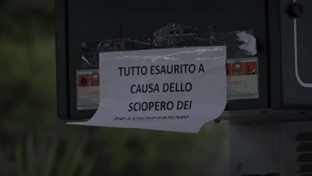 Criză în Italia: Cozi de kilometri la benzinării, în sudul țării / Agricultorii și transportatorii au început protestele / În Puglia, șapte din zece stații au rămas fără combustibil