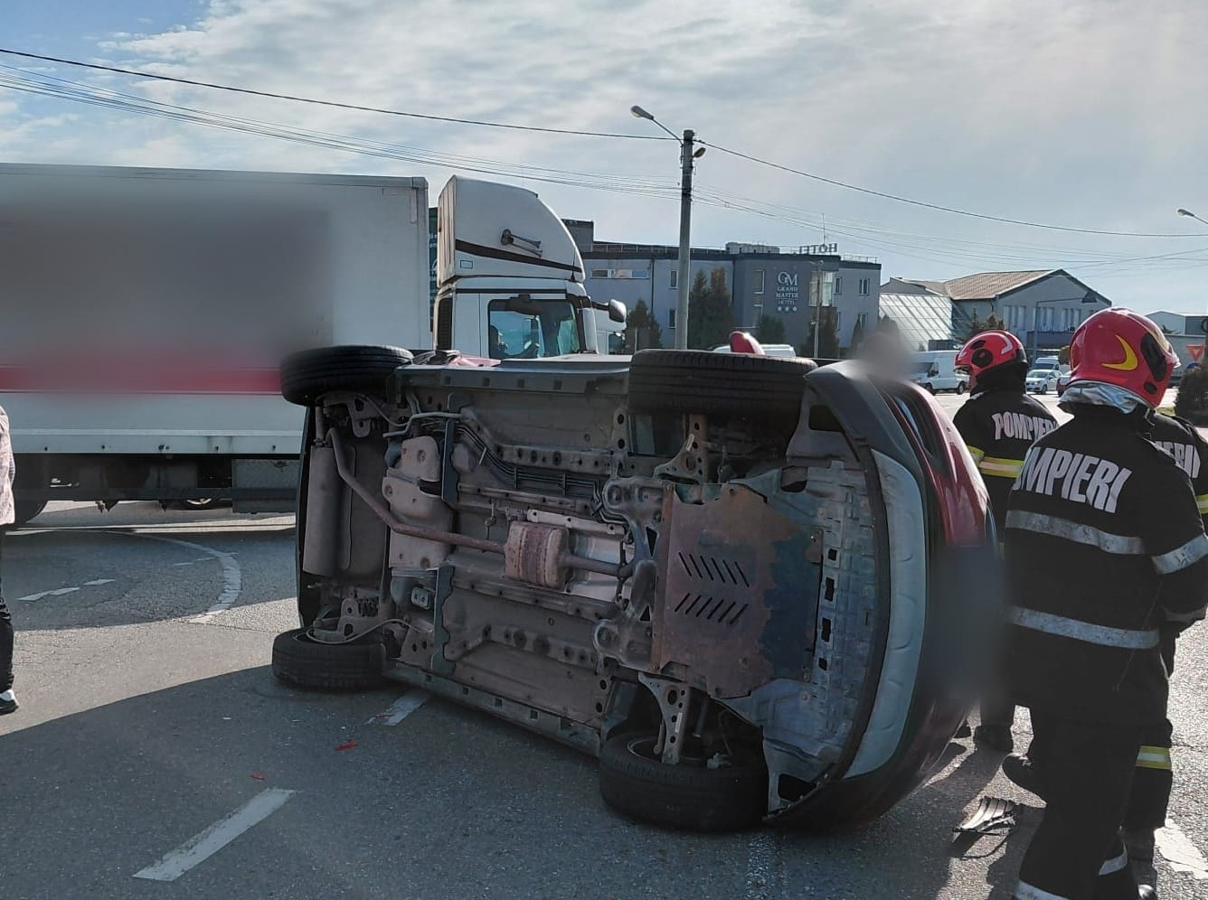 Accident cu două autoturisme în Cluj! O femeie de 60 de ani a fost evaluată de paramedici, după ce una din mașini s-a răsturnat