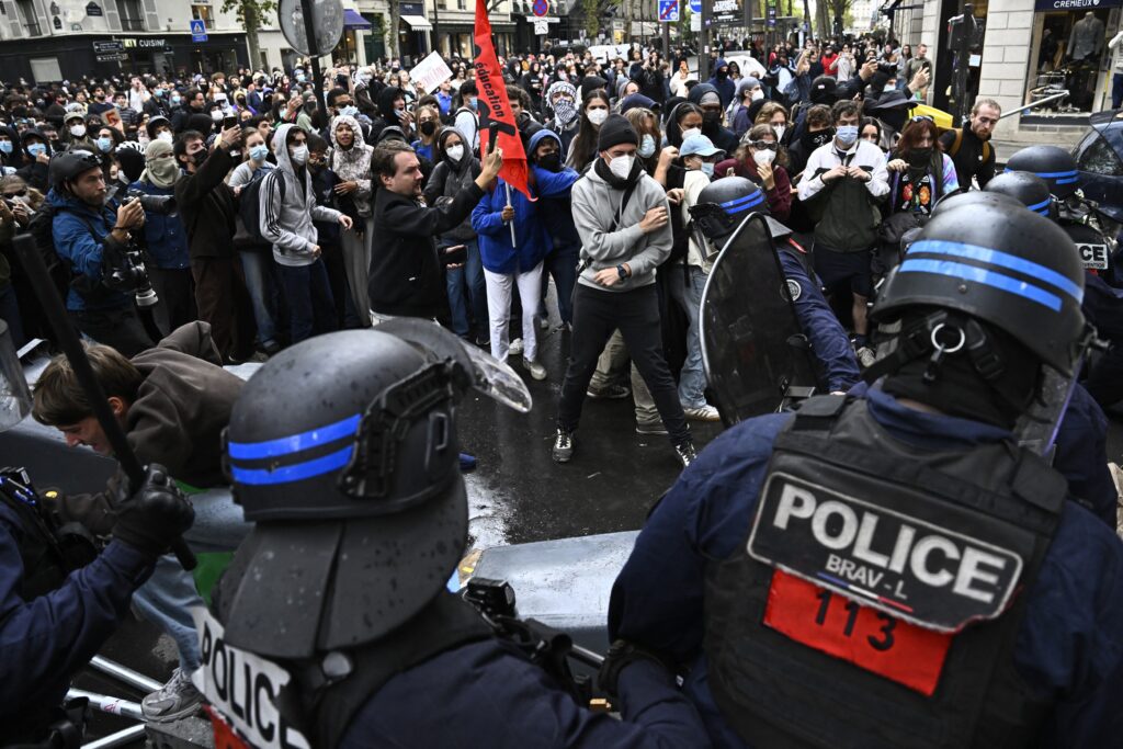 Poliția franceză, acuzată că a rănit grav adolescenți în timpul protestelor