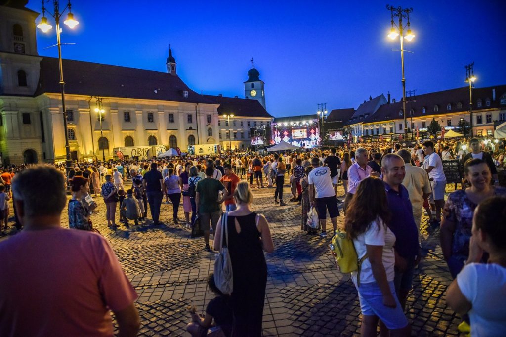 „Turiști din toată lumea, sunteți bineveniți la Sibiu!”. Orașul, în contra-curentului european care se răzvrătește împotriva turismului de masă