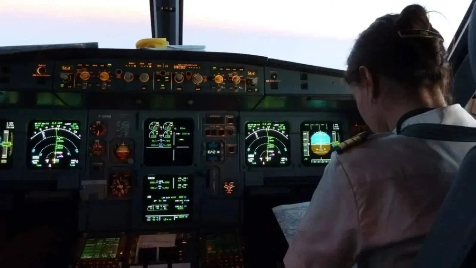„La fiecare decolare mă simt mică și puternică în același timp”. Confesiunile unei femei pilot Air France - Interviu