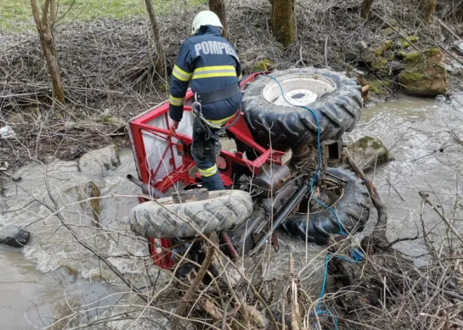 Clipe dramatice în Cluj! Un bărbat este în stare gravă, după ce s-a răsturnat cu tractorul. Pompierii intervin de urgență