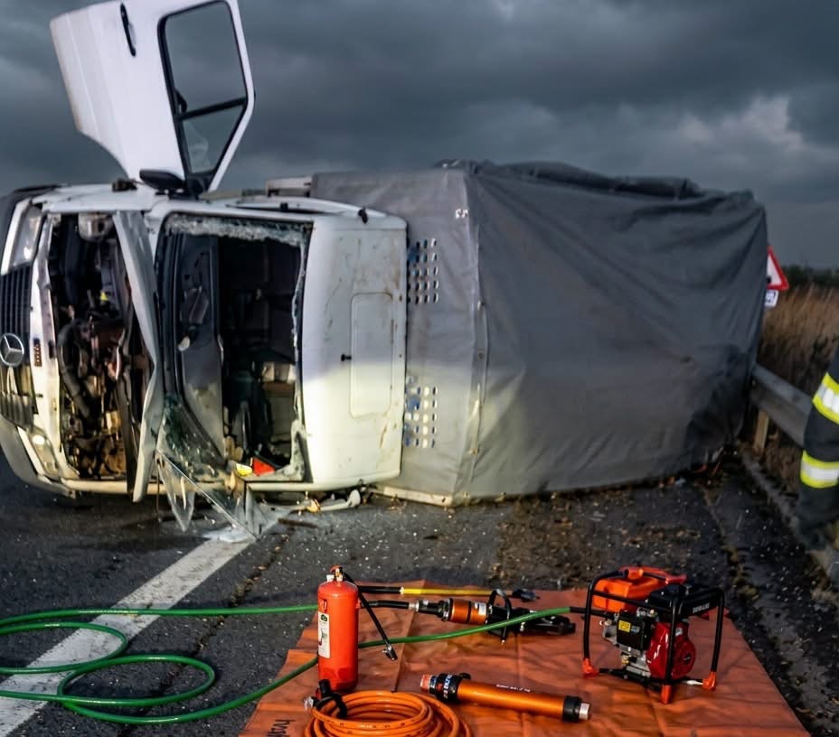 Camionetă răsturnată pe Autostrada A1 la kilometrul 432
