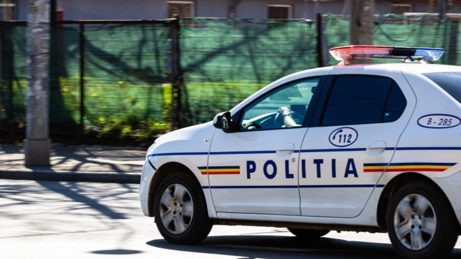 Se întâmplă în România! Un șofer băut, tras pe dreapta de polițiști, a fugit din mașină, încercând să scape de patrulă!