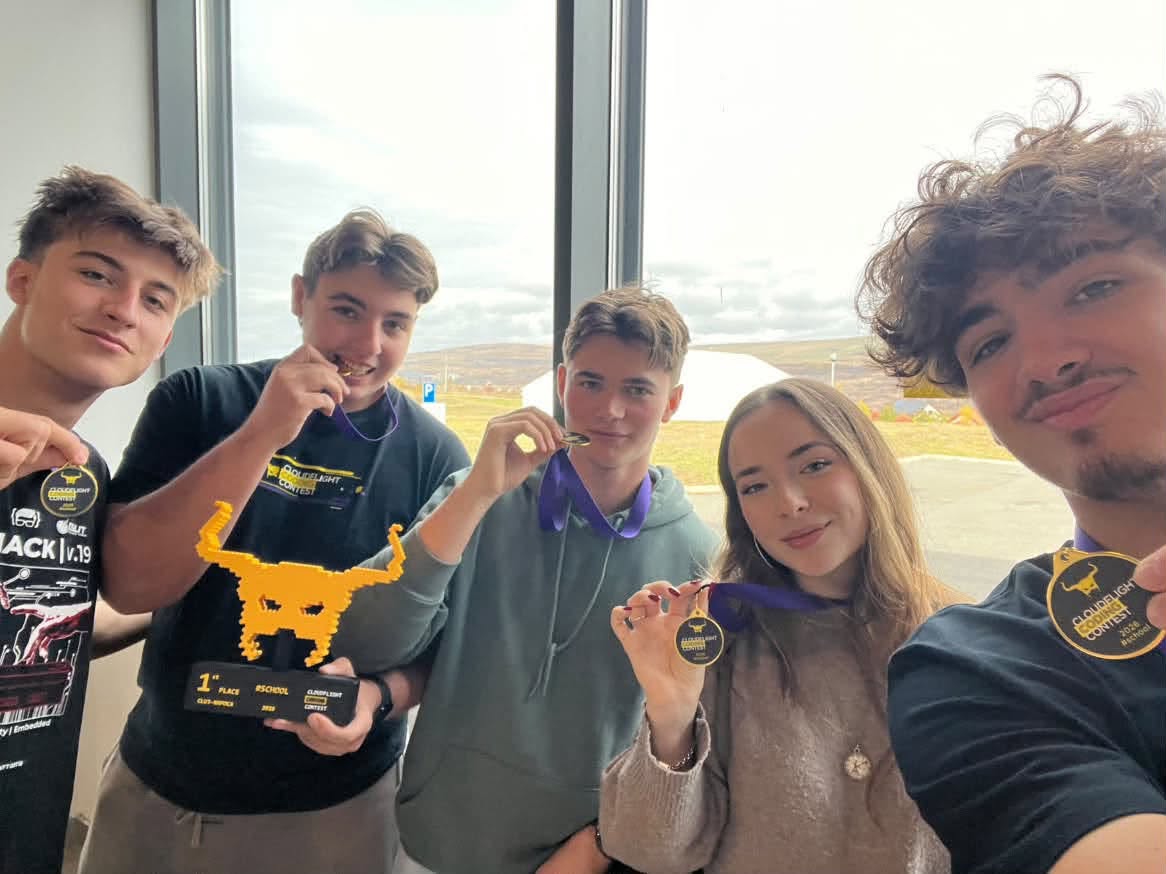 Clujul are campioni la programare! Patru elevi de la „Avram Iancu” și o colegă de la „Lucian Blaga”, locul I în țară și locul 7 în lume la un concurs uriaș