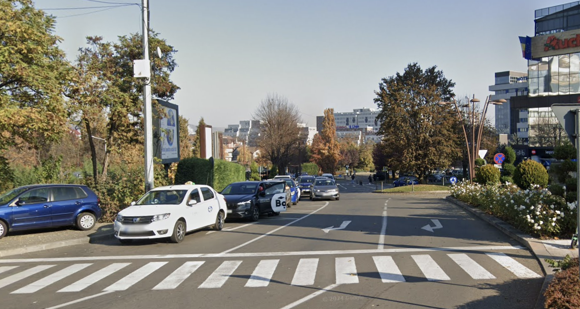 Au scăpat ca prin minune! O clujeancă și soțul ei, la un pas să fie loviți pe zebră de un șofer care ar fi accelerat la aproape 100 km/h