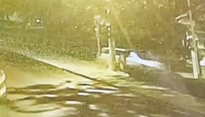 VIDEO LIVE. Momentul în care o mașină intră în Centrul Turistic din Dej! Șoferul pierde controlul volanului, apoi el și pasagerul pleacă
