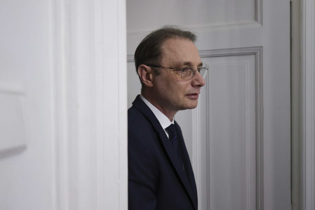 Premierul Luca Niculescu se întâlnește luni cu guvernatorul BNR și cu reprezentanții mediului de afaceri