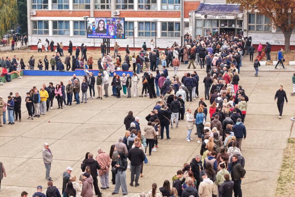 Alegeri parlamentare în Serbia: Prezența la vot a ajuns la 67,6% până la ora 19:00 / Cozi de ore întregi la secțiile de votare