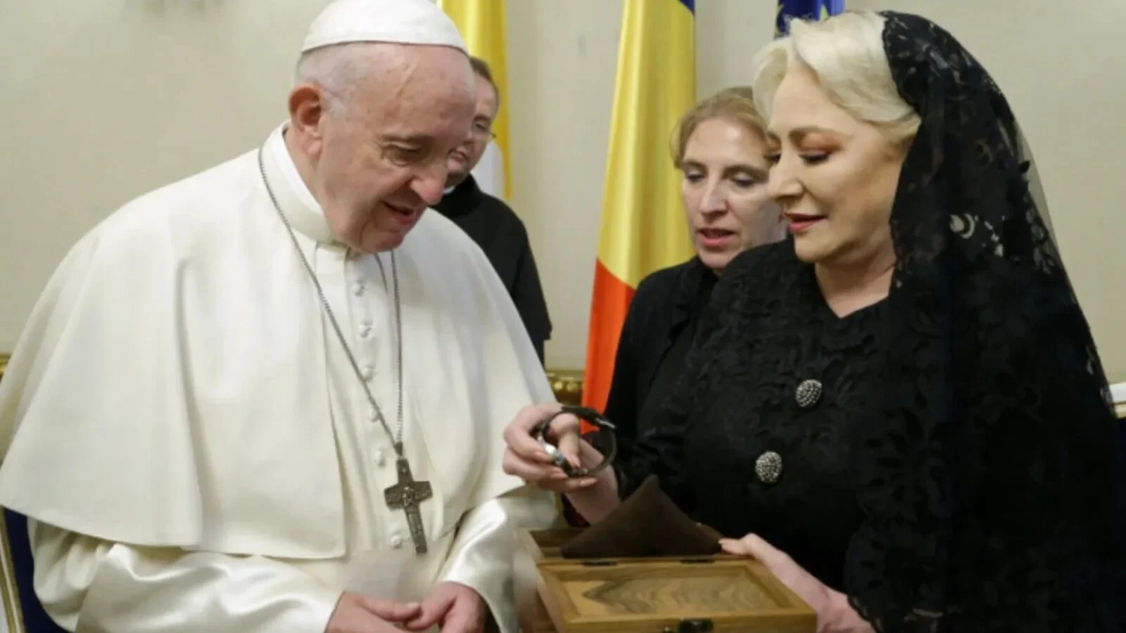 Unde este ceasul dăruit de Viorica Dăncilă Papei Francisc în 2019