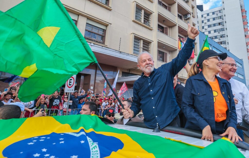 Lula obţine al patrulea mandat de președinte al Braziliei. Flavio Bolsonaro, aliatul lui Trump, refuză să recunoască rezultatul
