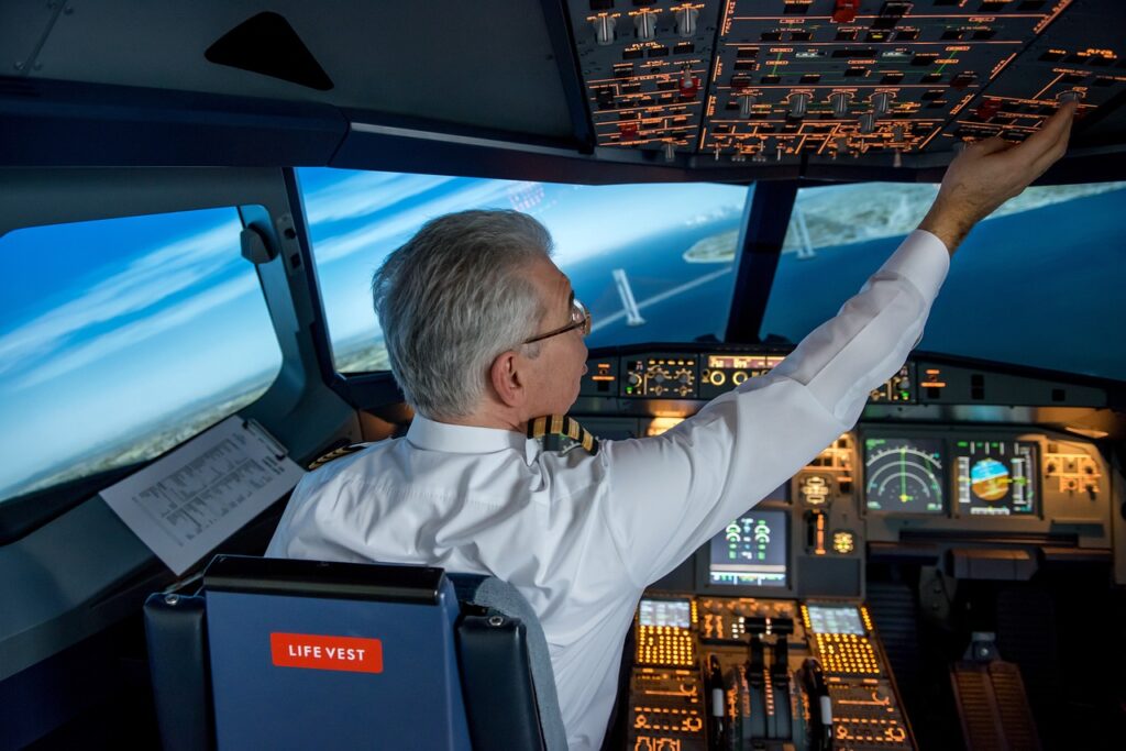 Trei din patru piloți de avion europeni recunosc că au ațipit în cockpit în timpul zborului / Susțin că perioadele de odihnă nu sunt suficiente pentru a preveni acumularea oboselii
