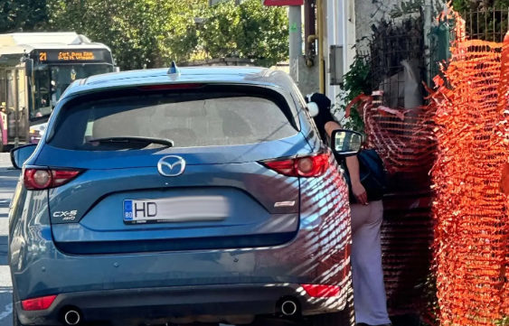 Trotuarele din Cluj-Napoca sunt transformate în parcări! Pietonii sunt obligați să se strecoare printre mașini