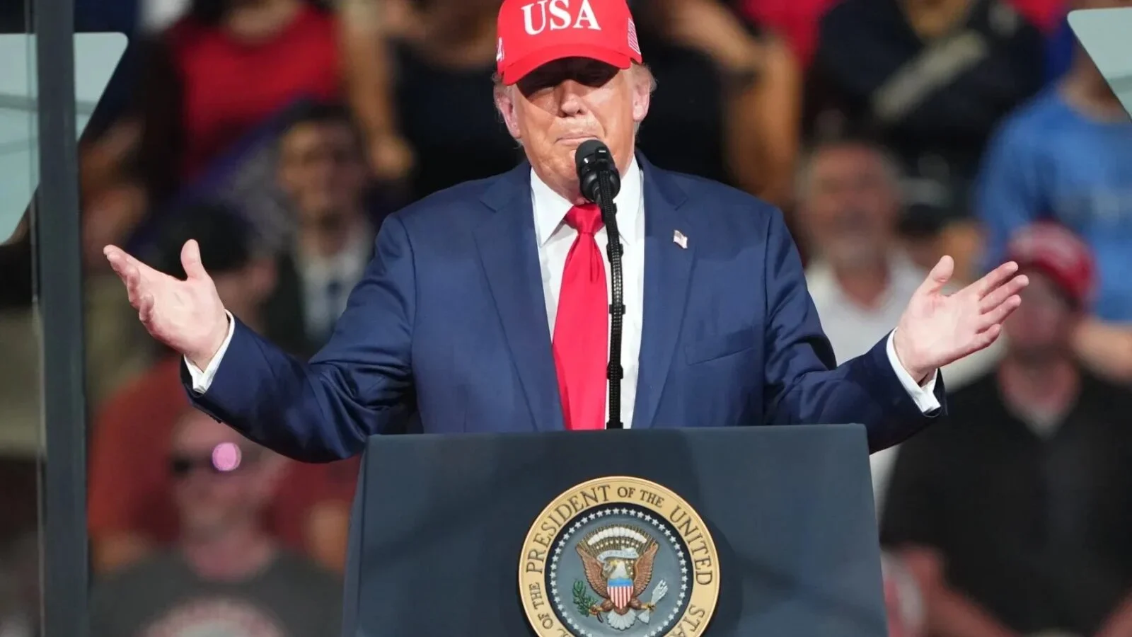 VIDEO Trump, cu ochii pe posteriorul lui Nicki Minaj: Președintele american susține că este „diabolic de magnific”