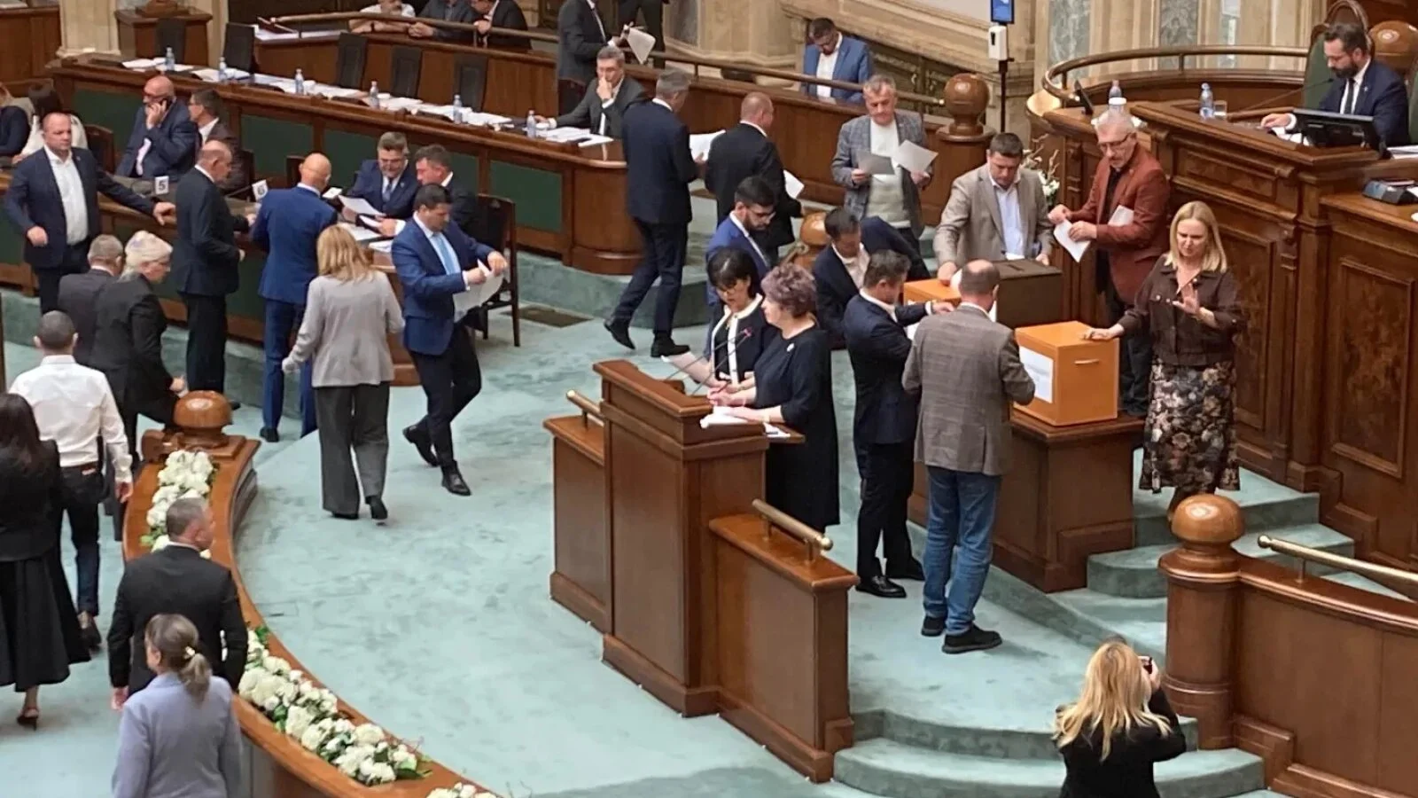 Mutări de trupe pregătite în Senat (surse)