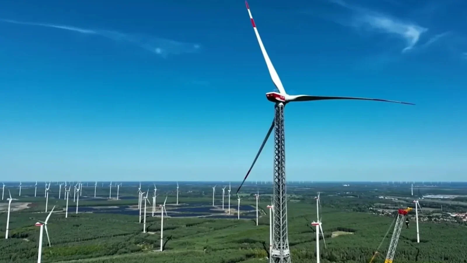VIDEO În Europa tocmai s-a inaugurat un mega proiect, parcă făcut în ciuda lui Donald Trump: Germania inaugurează cea mai mare turbină eoliană din lume
