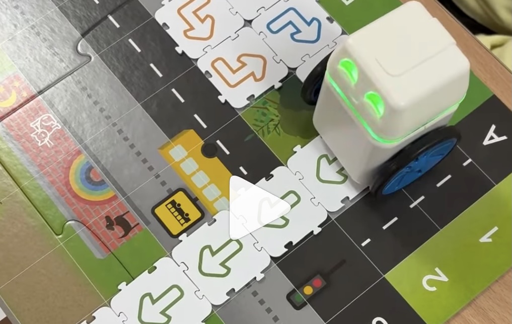VIDEO De la facultate, direct la catedră / Studenții Universității din București îi învață robotică pe copiii din cartierele vulnerabile