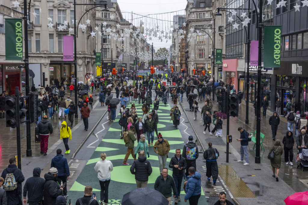 Oxford Street din Londra devine zonă pietonală / Mașinile și autobuzele, interzise permanent