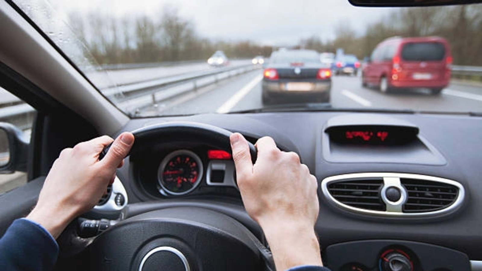 La ce trebuie să fie atenți, de azi, șoferii, după ce am trecut la ora de iarnă. Cum se schimbă traficul de seară