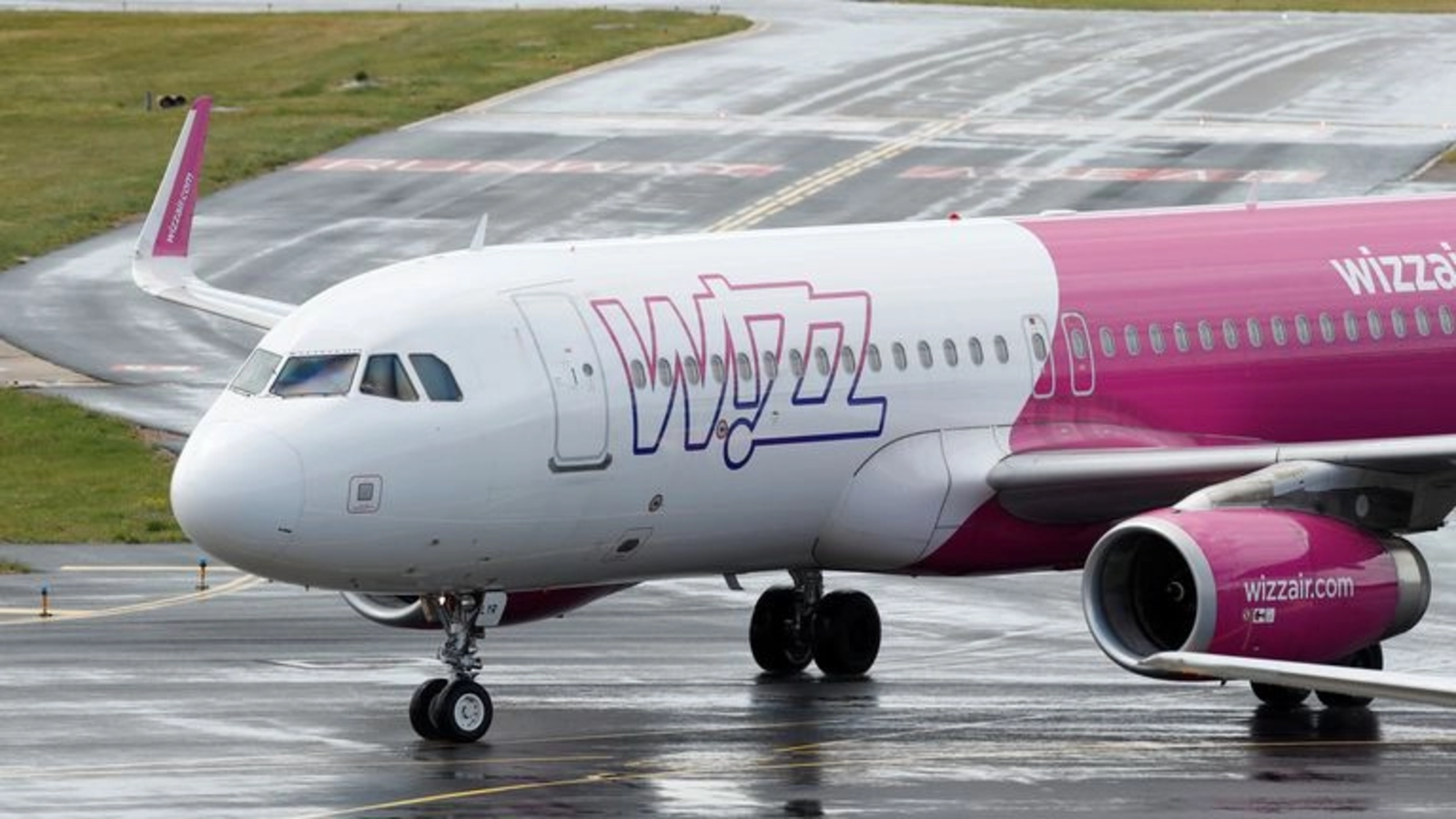 Scandal la îmbarcarea unui zbor Wizz Air: un pasager a fost obligat să plătească 73 de euro pentru un bagaj, după ce a fost amenințat cu poliția