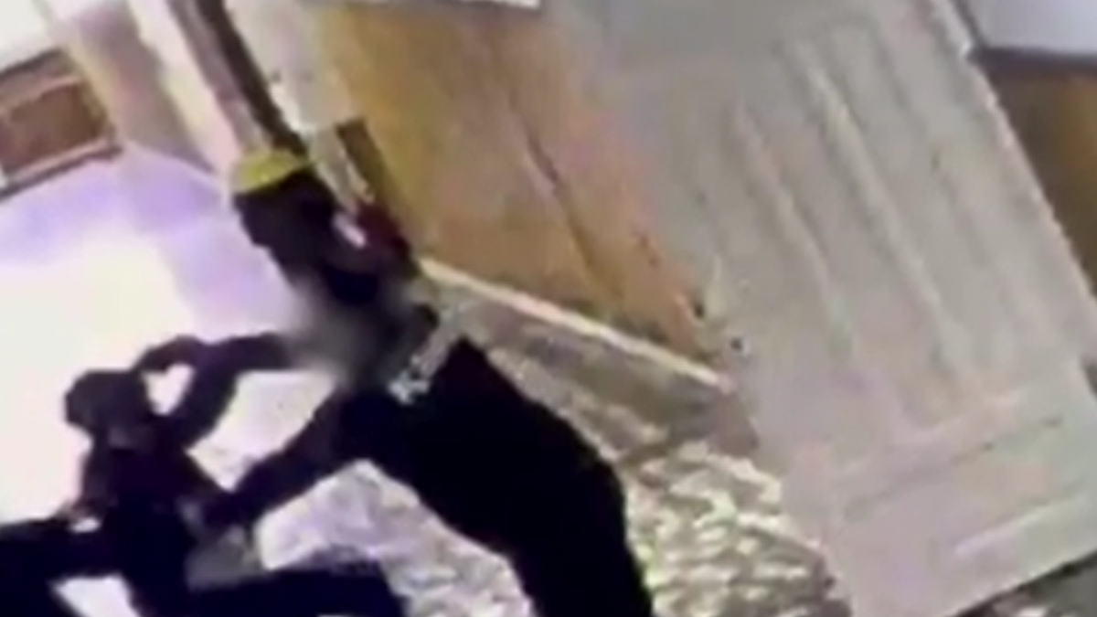 Profesoara înjunghiată de un elev de 13 ani, la Bistrița, a fost externată după o săptămână de spitalizare. Ce se știe despre starea sa