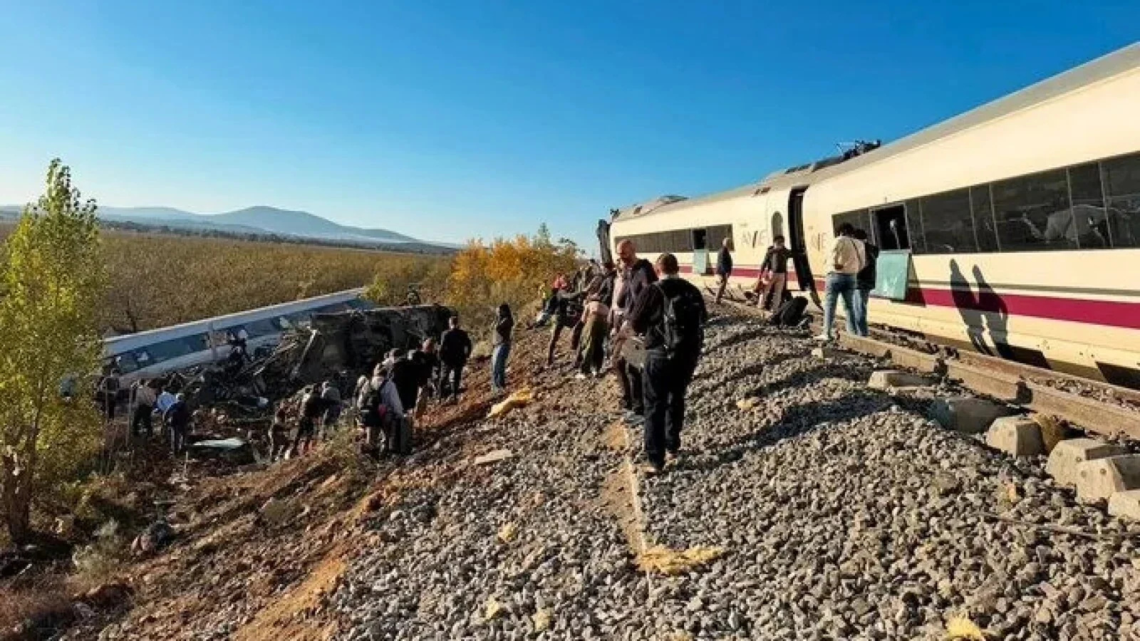 Accident feroviar grav în Spania: Două trenuri de mare viteză s-au ciocnit, iar vagoanele au sărit de pe șine. Numeroși răniți, potrivit martorilor