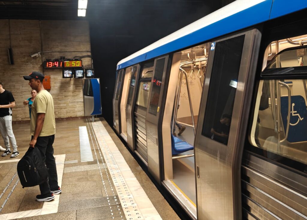 Sindicaliștii de la Metrorex amenință cu greva dacă nu le cresc veniturile / Lider de sindicat: „Legea obligă să crească salariul undeva la vreo 450 de lei net”