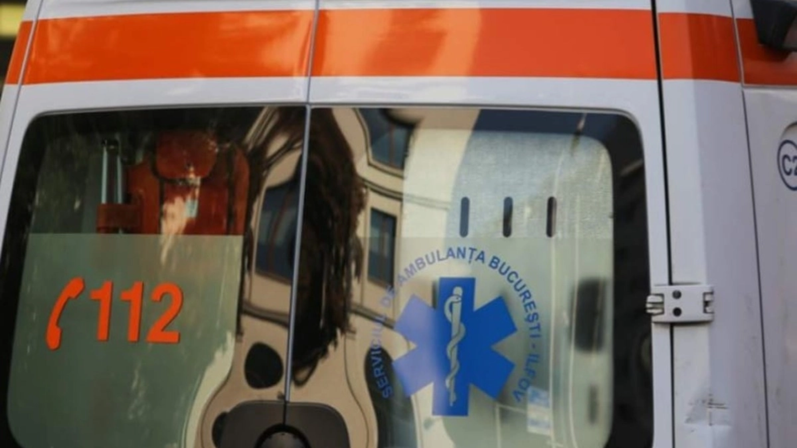 Un autocar, o ambulanță cu un pacient și un autoturism, implicate într-un accident pe o stradă din Brașov