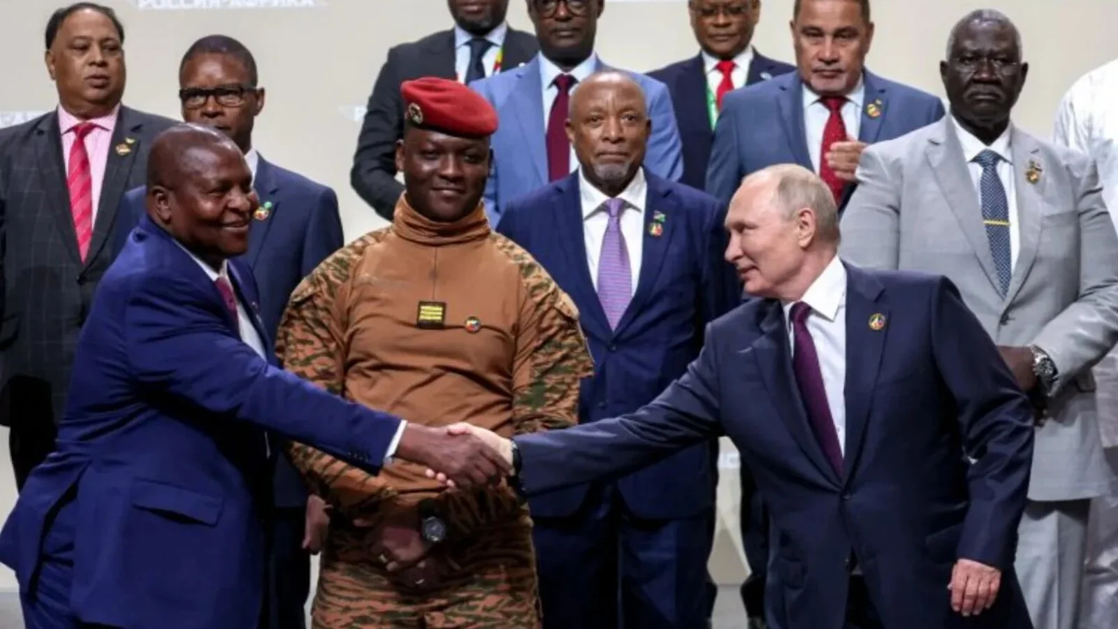 Rusia vinde Africii dependența sub masca parteneriatului: Interese economice, armată și jocuri geopolitice la Kremlin