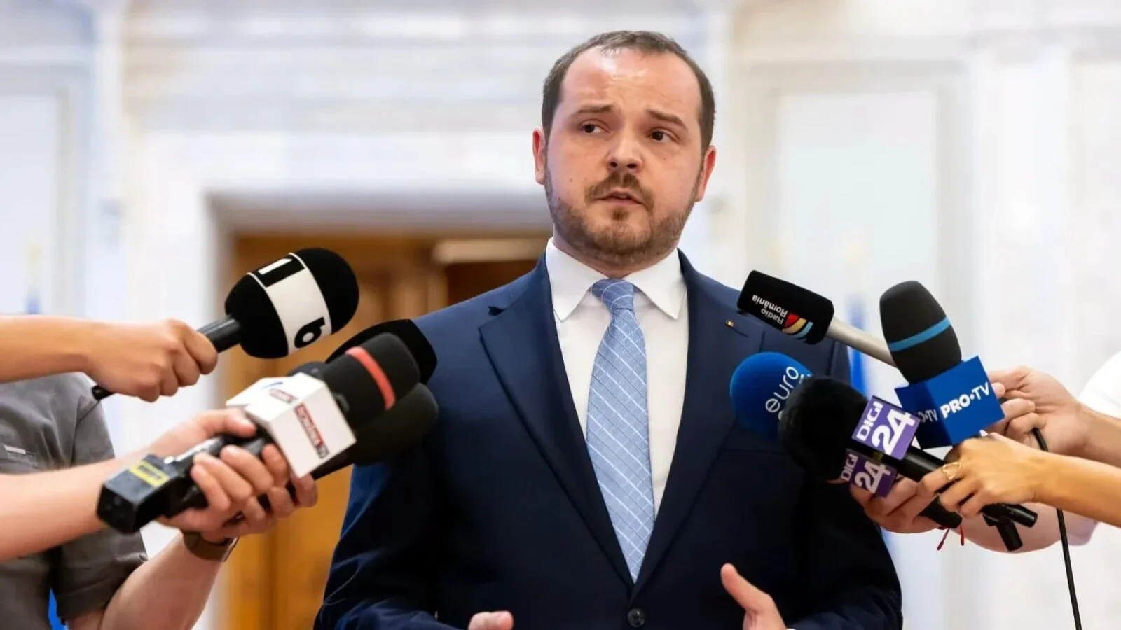 Rogobete pune pe masa Guvernului nota de plată lăsată de Bolojan: Peste 30 de miliarde de lei datorii la Sănătate. „A redus deficitul din pix”