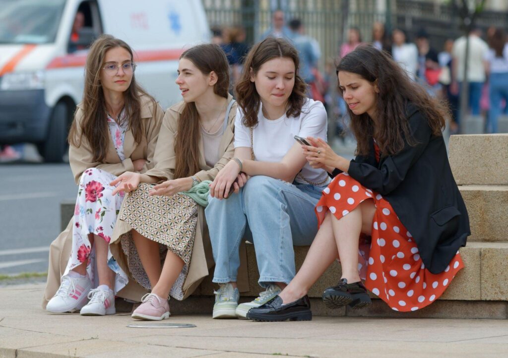 Adolescenții învață despre bani de pe internet. Cum îi pot ajuta părinții să facă diferența dintre investiții și promisiunile de câștig rapid