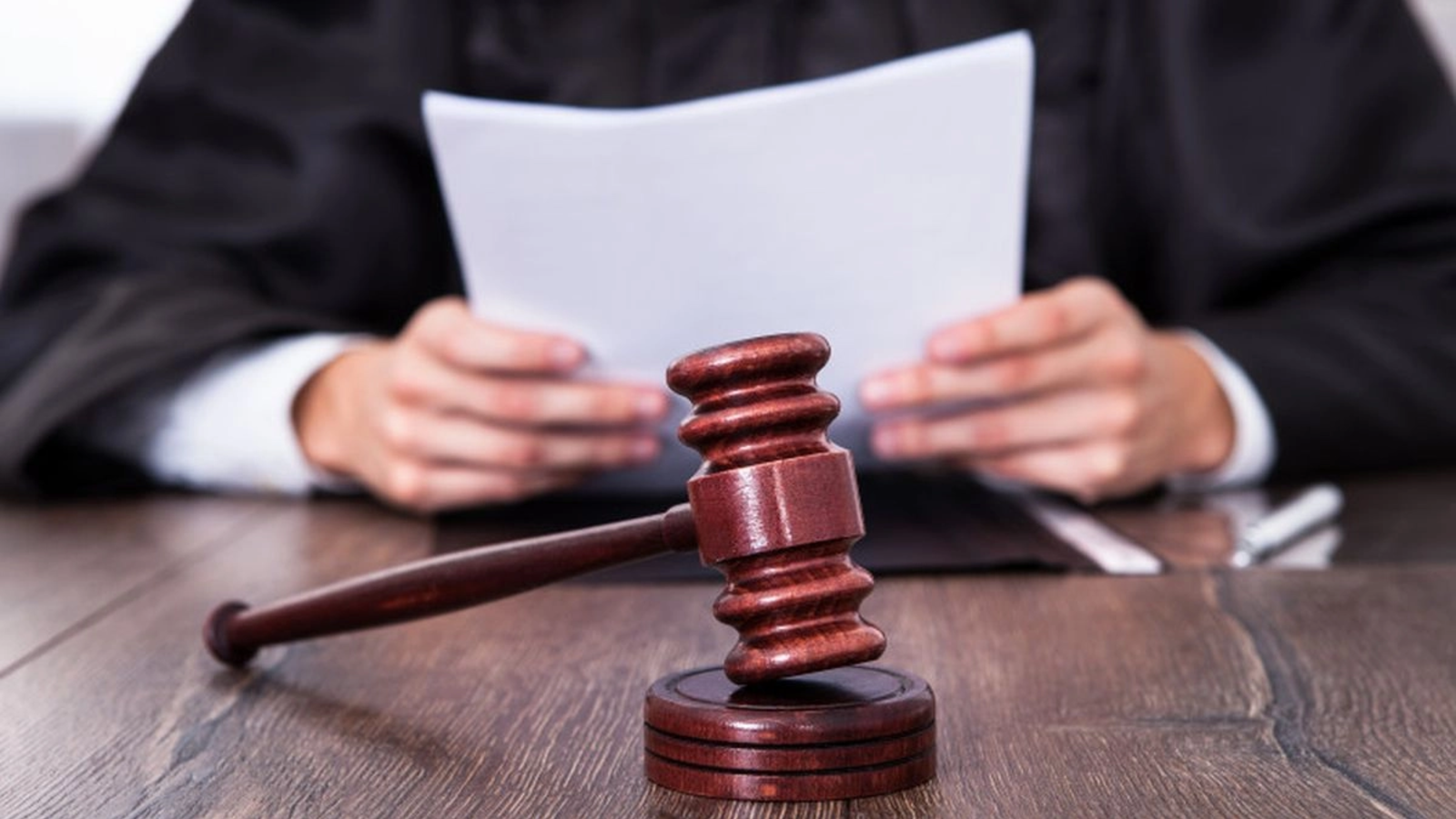 Bărbatul care a amenințat un procuror și un judecător, chiar în sala de judecată, a fost arestat. Cine este agresorul