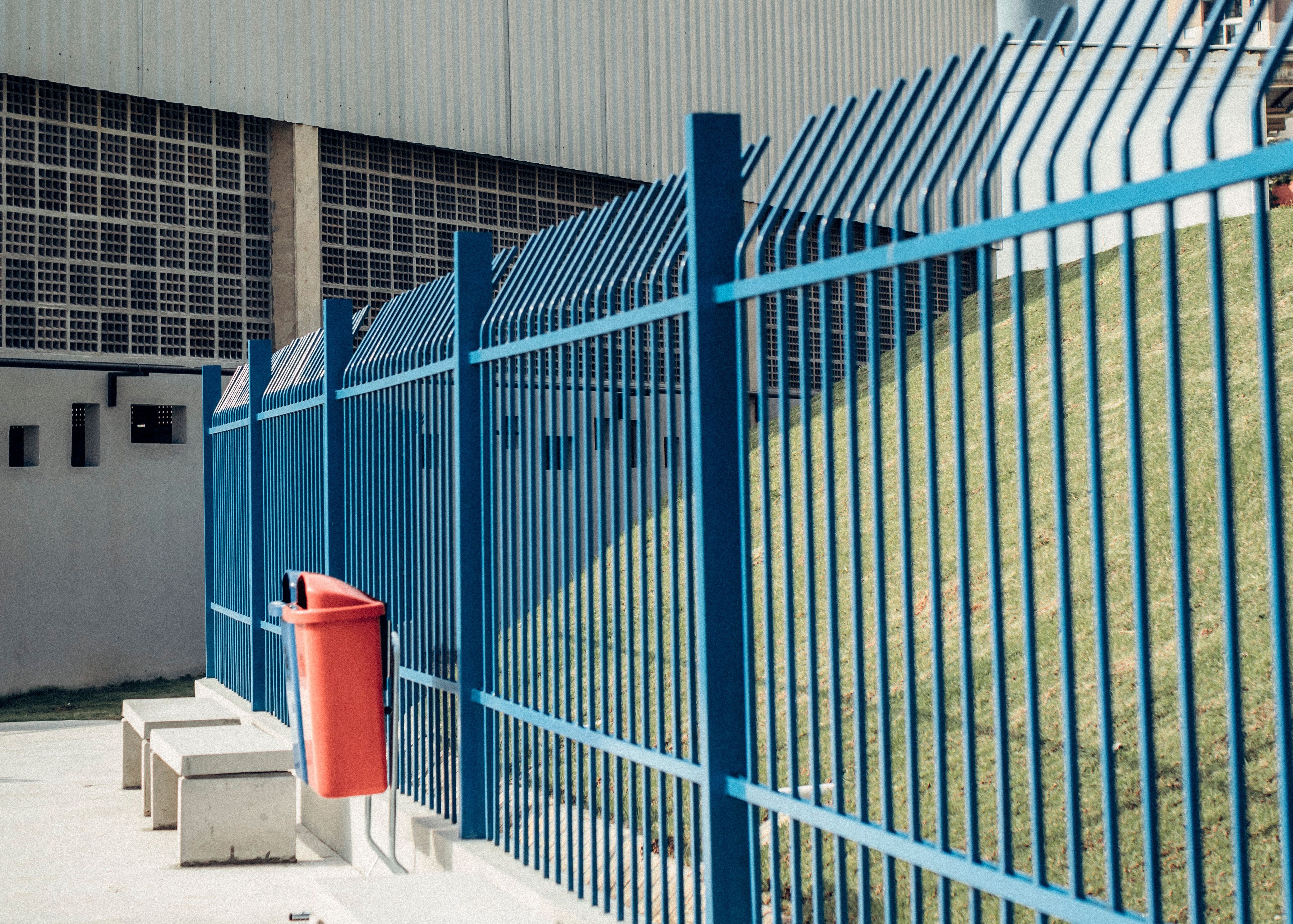 Un gard ridicat fără autorizație ocupă în continuare spațiul verde, în Cluj! Au trecut patru luni de la prima sesizare trimisă de un localnic