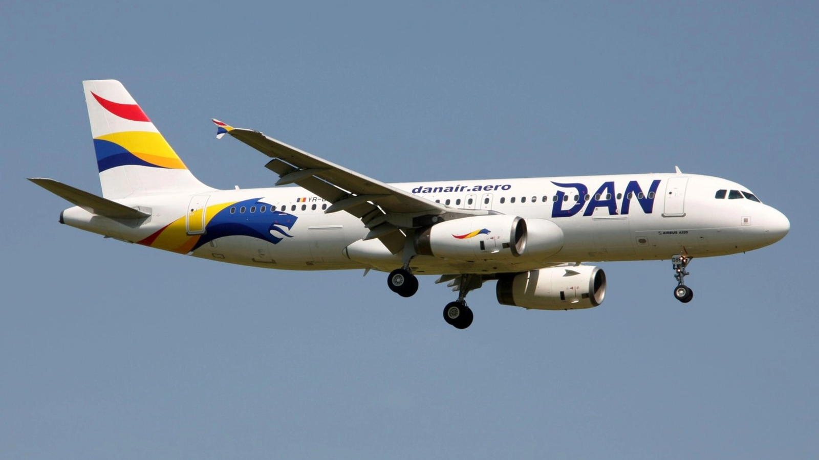 Zborurile DAN AIR ar putea fi perturbate după blocarea a peste 850.000 de euro. Compania cere demisia conducerii NETOPIA şi a directorului Aeroportului Bacău