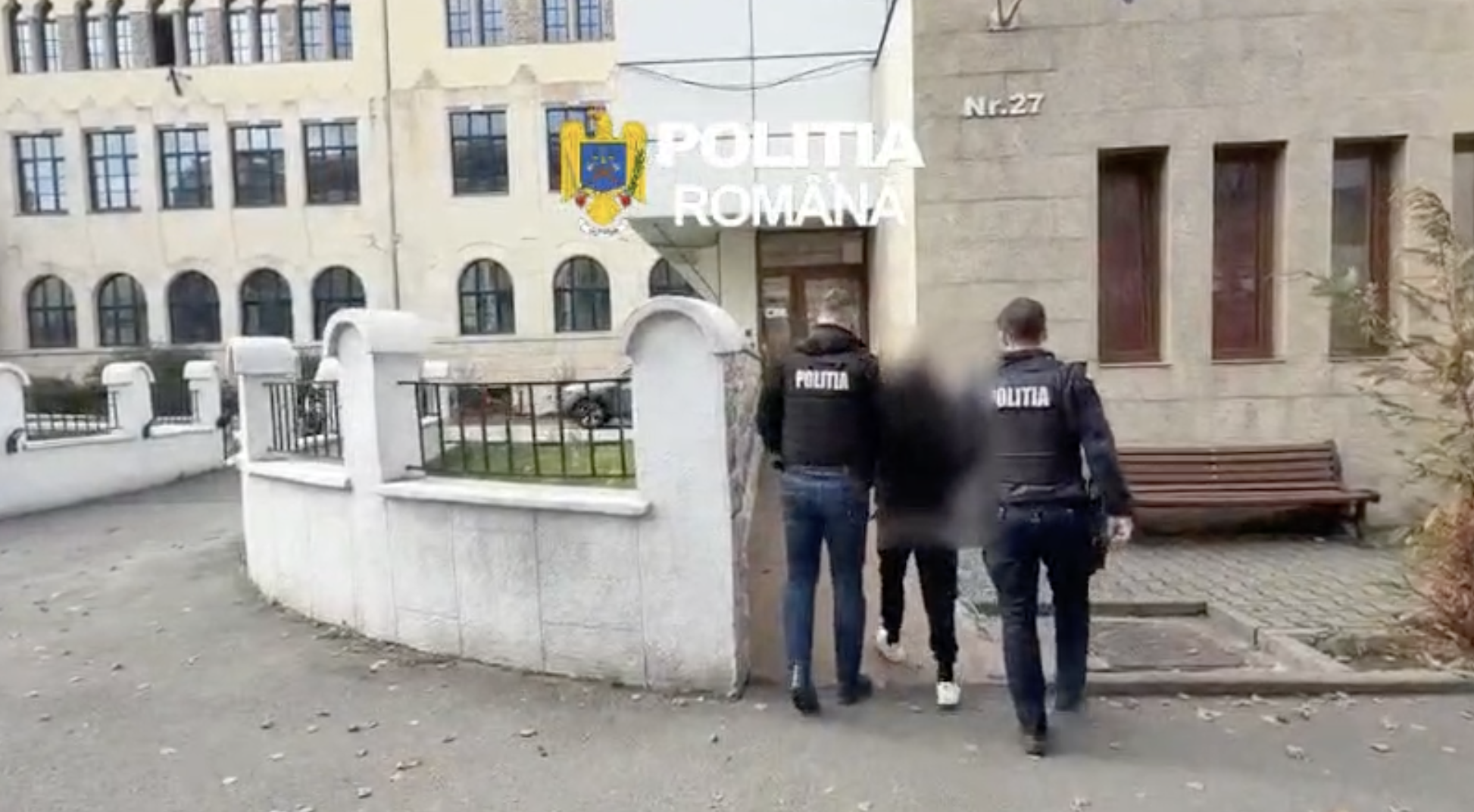 VIDEO. Scandalagiul din Cluj care a lăsat în urma sa multiple victime a fost arestat! A strâns de gât un om de 61 de ani și a spart ușa unui vecin cu bâta