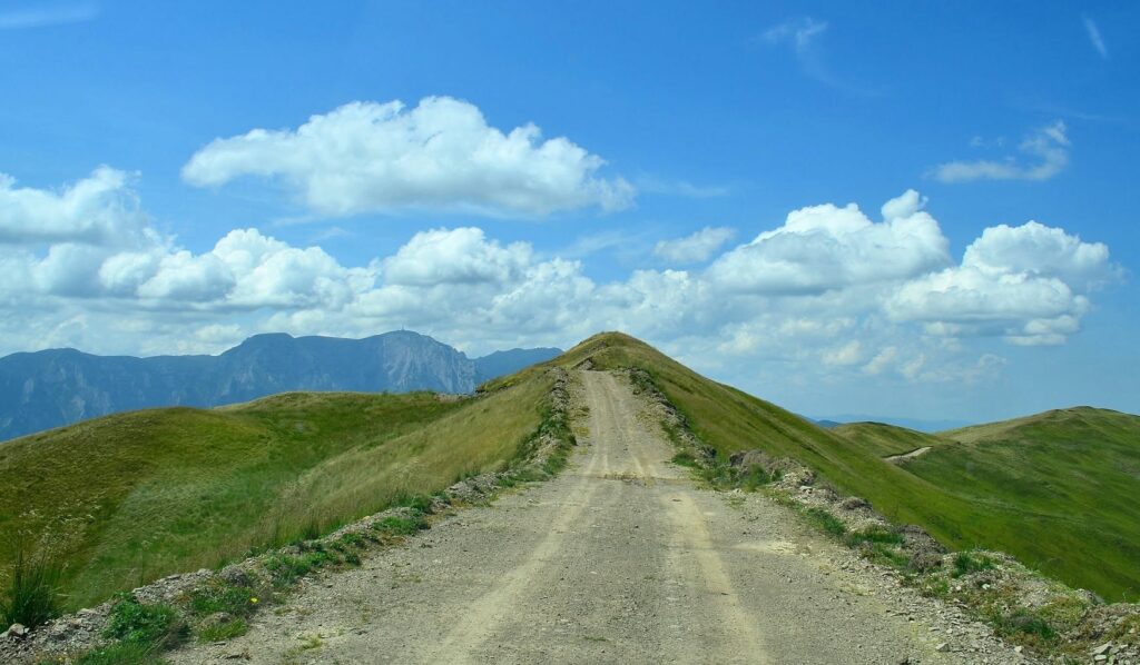 „TransBai”, viitoarea legătură rutieră prin Munții Baiului poate continua, după ce administrația locală Vatra Dornei a decis să asigure unele terenuri acestui proiect