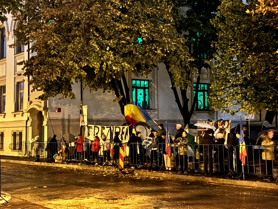 Aproximativ 30 de persoane manifestează în fața Arestului Central: „Dosar fabricat, Călin nevinovat”
