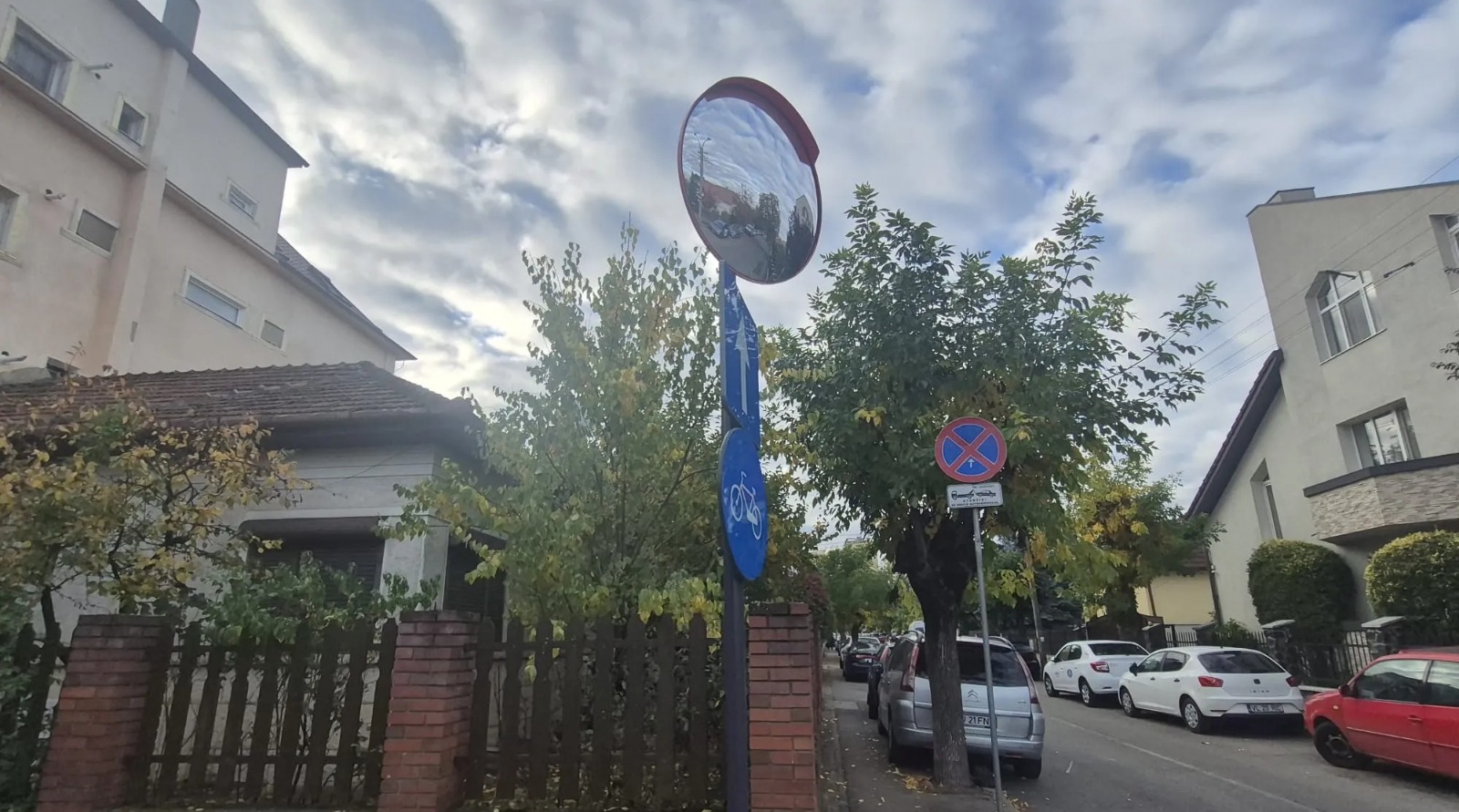 Pericol în apropierea unei școli din Cluj! Oglinda rutieră a dispărut, iar șoferii sunt nevoiți să înainteze până în mijlocul drumului